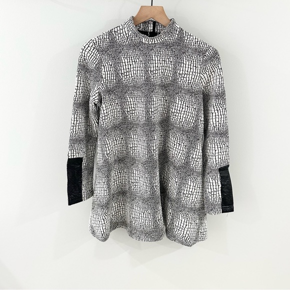 Tyler Boe Chrissy Capelet Tunic Top Black & White Size XS - Picture 2 of 6